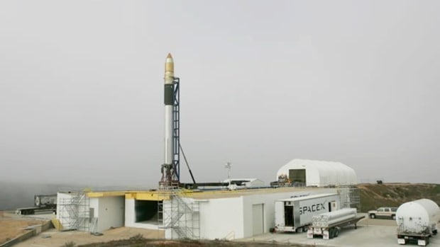 SpaceX_Falcon_verticle_on_the_launch_pad