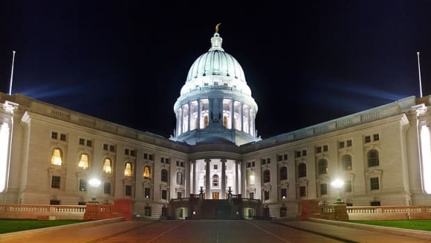 1024px-Wisconsin_State_Capitol_panorama_at_night.jpg