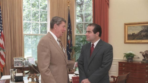 President_Ronald_Reagan_and_Judge_Antonin_Scalia_confer_in_the_Oval_Office,_July_7,_1986.jpg