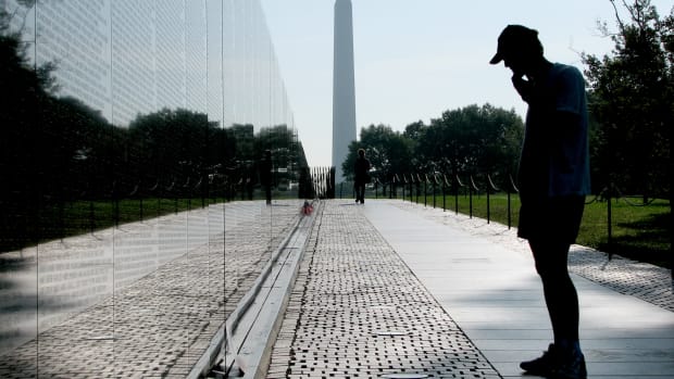 Vietnam_Veterans_with_Washington_Monument