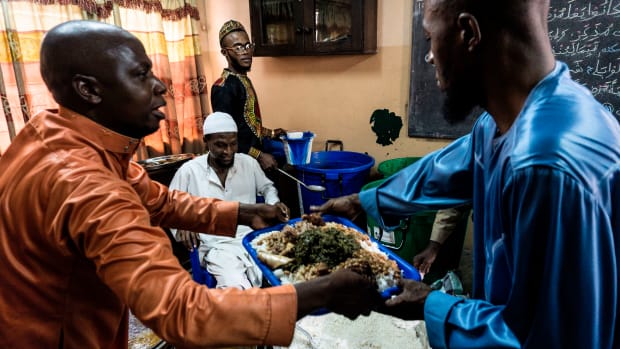 People distribute food to fellow Muslim worshippers before breaking the Ramadan fast on June 25th, 2017, in Kinshasa, Democratic Republic of the Congo.