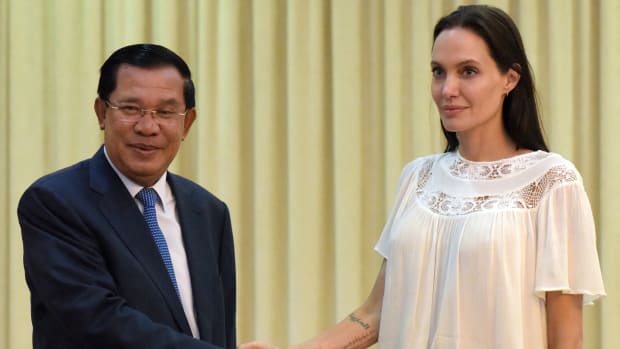 Angelina Jolie shakes hands with Cambodian Prime Minister Hun Sen during a meeting at the Peace Palace in Phnom Penh on September 17th, 2015.