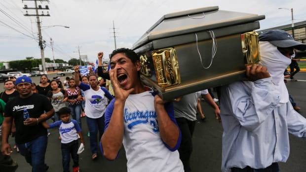 Friends and relatives carry the coffin containing the body of the student Gerald Velazquez, shot dead during clashes with riot police in a church near the National Autonomous University of Nicaragua in Managua on July 16th, 2018. Government forces in Nicaragua on Saturday shot dead two young men at a protest site in a church, the clergy said, on the third day of nationwide demonstrations against President Daniel Ortega, a former revolutionary hero now accused of authoritarianism.