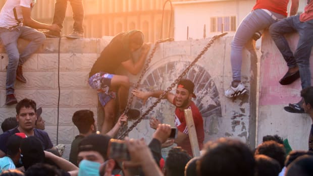 Iraqis protest against the government and the lack of basic services outside the regional government headquarters in the southern city of Basra on September 5th, 2018. Iraqi security forces opened fire on protesters on Wednesday as the two sides clashed in the southern city of Basra, a day after six people were killed in demonstrations over poor public services.