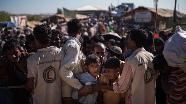 Rohingya Muslim refugees queue for aid suplies at the Kutupalong camp on December 4th, 2017.