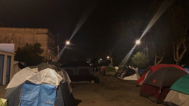Even though the migrant shelter at Benito Juárez sports complex was closed and condemned as unsanitary, over 300 migrants remain camped on the street outside the complex.