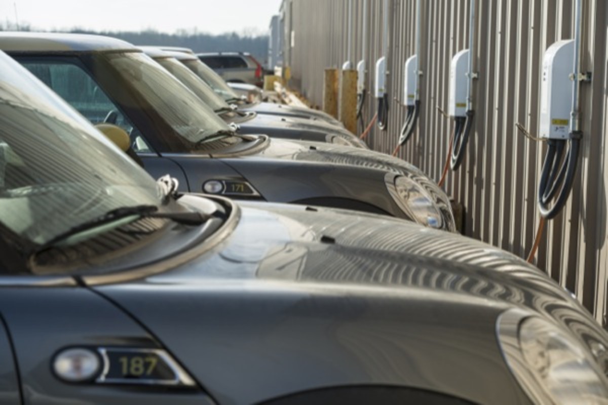A small fleet of Mini Coopers at the University of Delaware both draw electric power from the grid and return it, based on the needs of the moment. (PHOTO: UNIVERSITY OF DELAWARE)