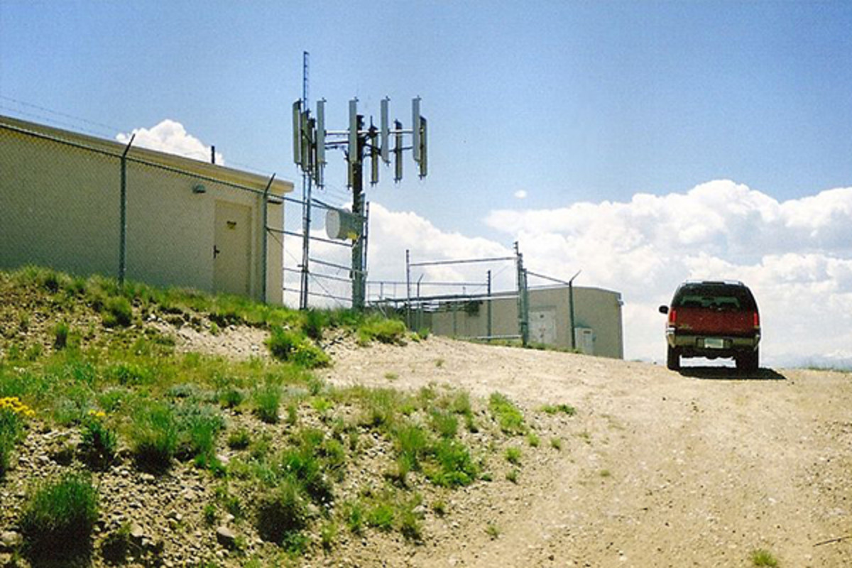 A short-mast cell site on top of a mountain in Wyoming. (PHOTO: MILONICA/WIKIMEDIA COMMONS)