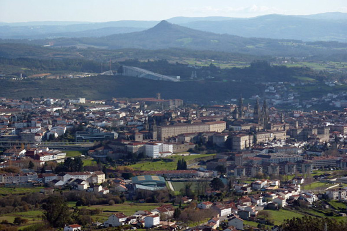 A partial view of Santiago de Compostela, where the train was arriving. (PHOTO: FROARINGUS/WIKIMEDIA COMMONS)