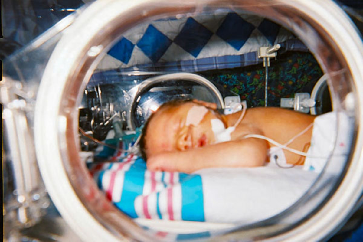 A newborn infant sleeping in an incubator. (PHOTO: ZERBEY/SHUTTERSTOCK)