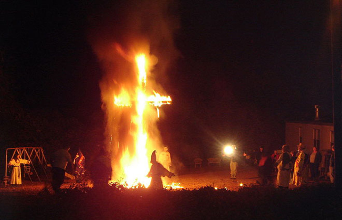 Ku Klux Klan members at a cross lighting in 2005. (Photo: Confederate Till Death/Wikimedia Commons)