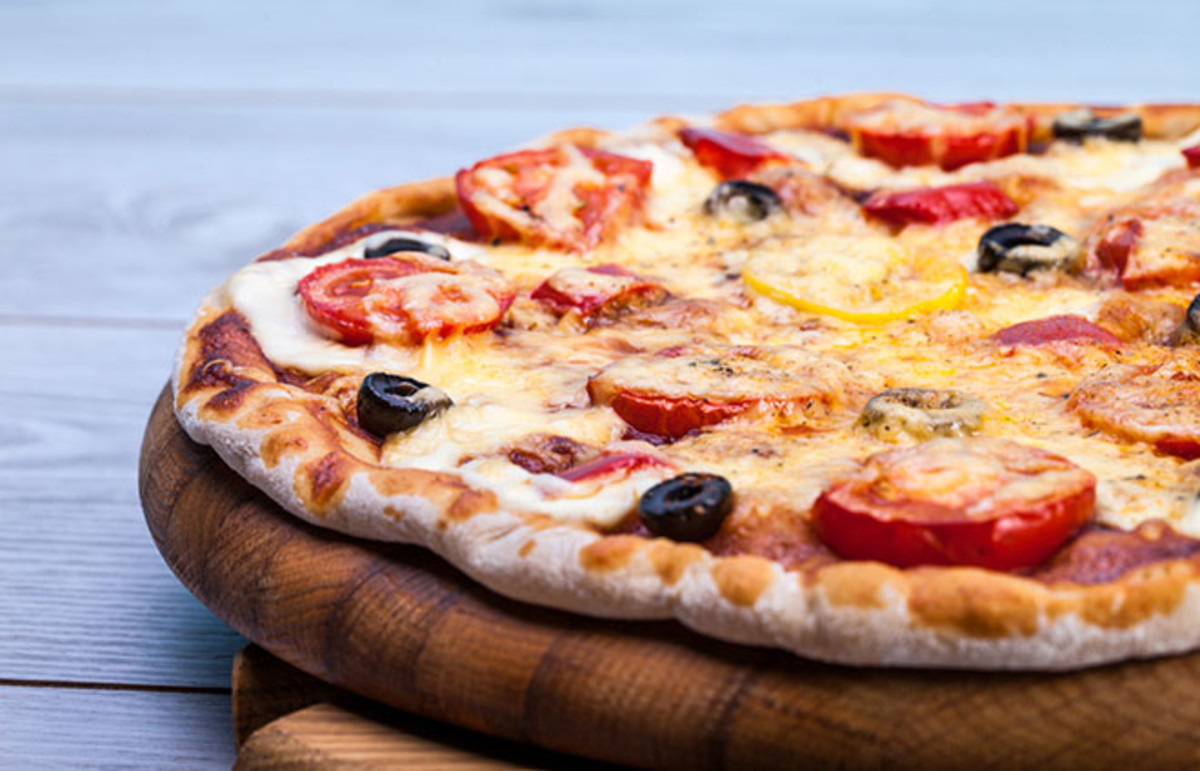 According to GrubHub's data, men and women order pizza—in addition to fries and soda—at nearly the same rates. (Photo: eleana/Shutterstock)