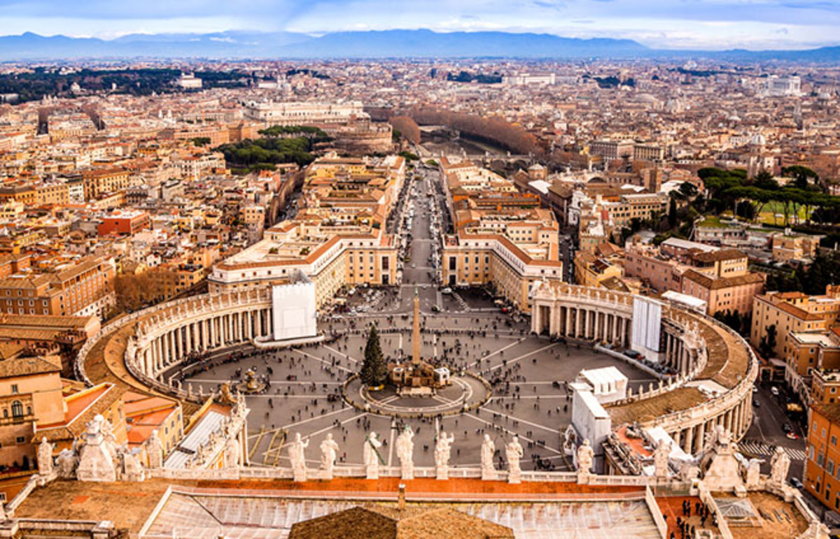 Saint Peter's Square in the Vatican. (Photo: S-F/Shutterstock)