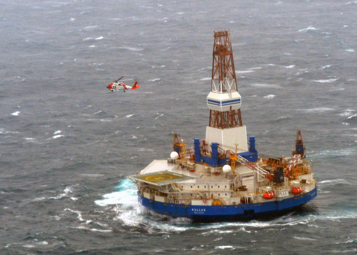 A helicopter delivers personnel to the Kulluk on December 31, 2012. (Photo: U.S. Coast Guard/Public Domain)