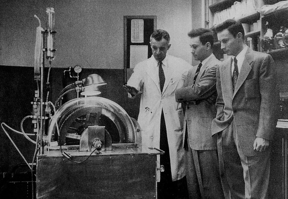 Dr. John P. Merrill explains the workings of a then-new machine called an artificial kidney  to Richard Herrick and his brother Ronald. The Herrick  twin brothers were the subjects of the world's first successful kidney  transplant. (Photo: Public Domain)