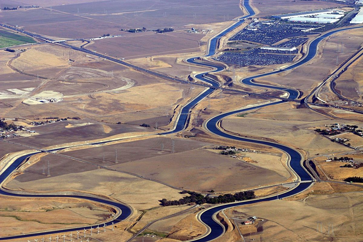 The Delta-Mendota Canal (left) and the California Aqueduct (right) near Tracy, California. (Photo: Ikluft/Wikimedia Commons)
