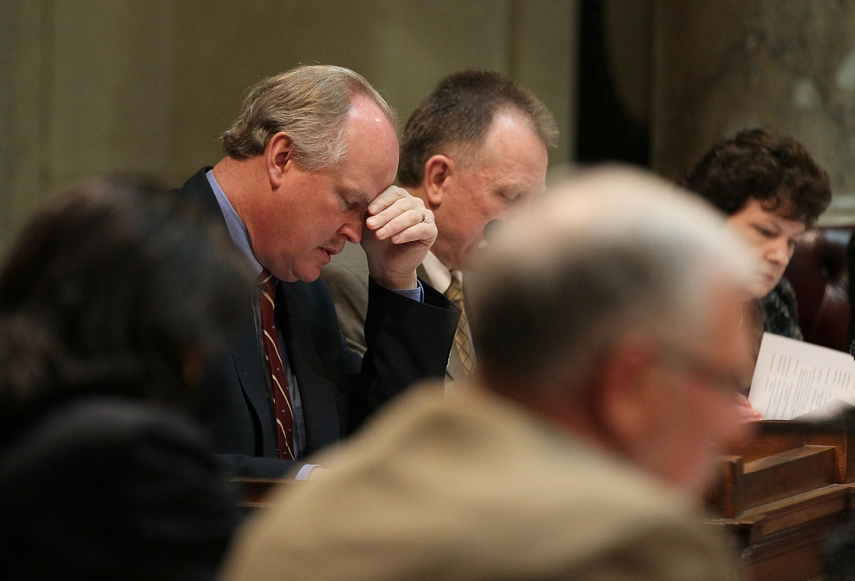 Former state senator Dale Schultz holds his head during a session of the State Senate at the Wisconsin State Capitol in 2011. (Photo: Justin Sullivan/Getty Images)