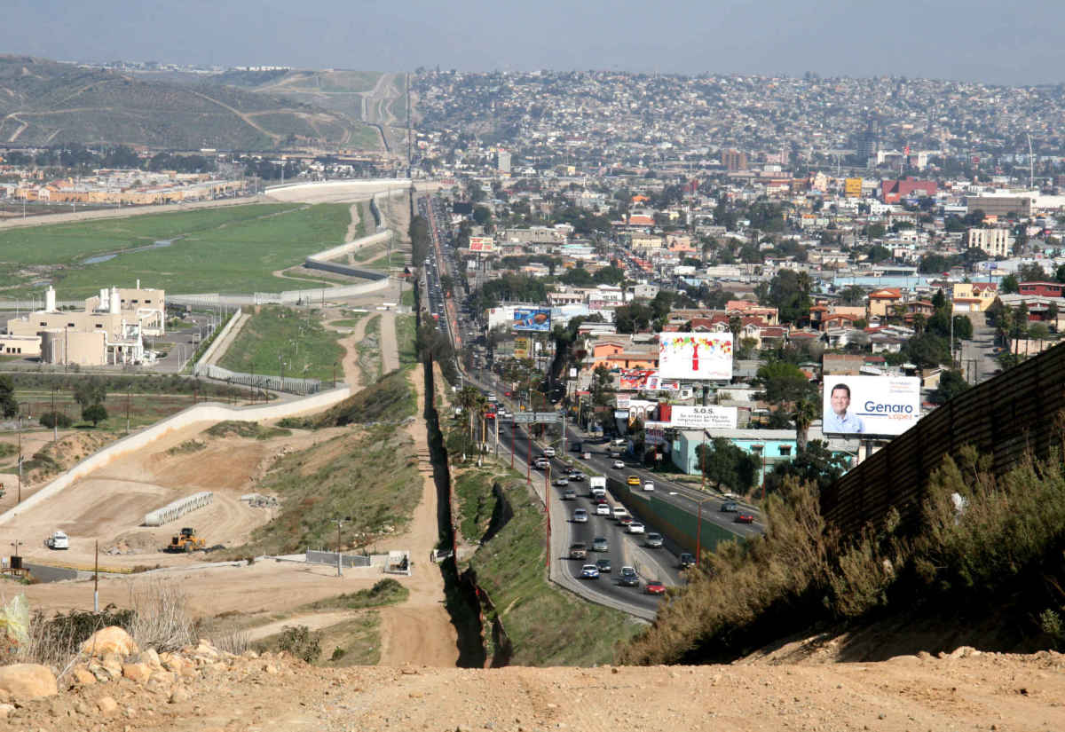 To the right lies Tijuana, Baja California, and on the left is San Diego, California. (Photo: Wikifreund/Wikimedia Commons)