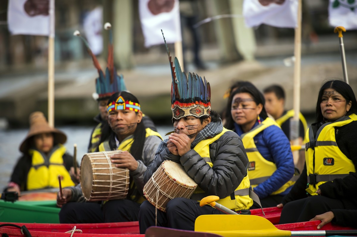 indigenous kayak protest cop21 paris