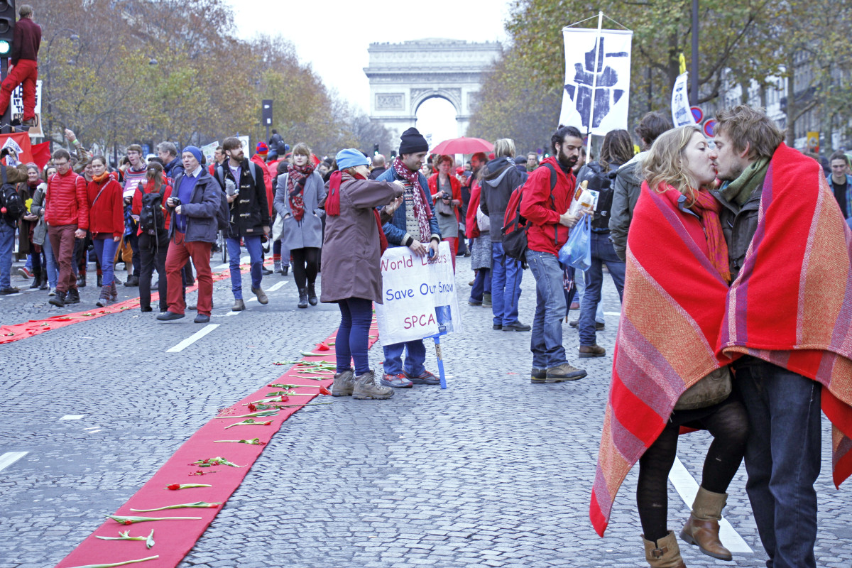 red line demonstration paris kiss