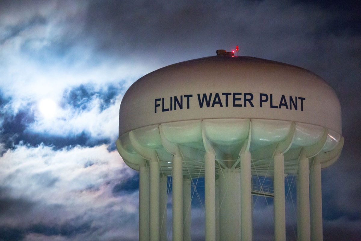 The City of Flint Water Plant is illuminated by moonlight on January 23, 2016. (Photo: Brett Carlsen/Getty Images)