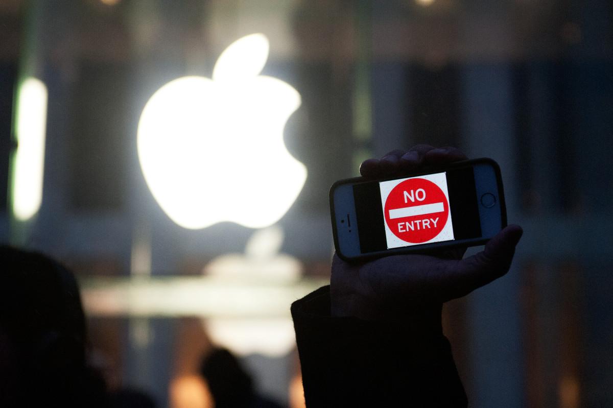 A protestor holds up an iPhone outside of an Apple store on February 23,  2016, in New York City. (Photo: Bryan  Thomas/Getty Images)