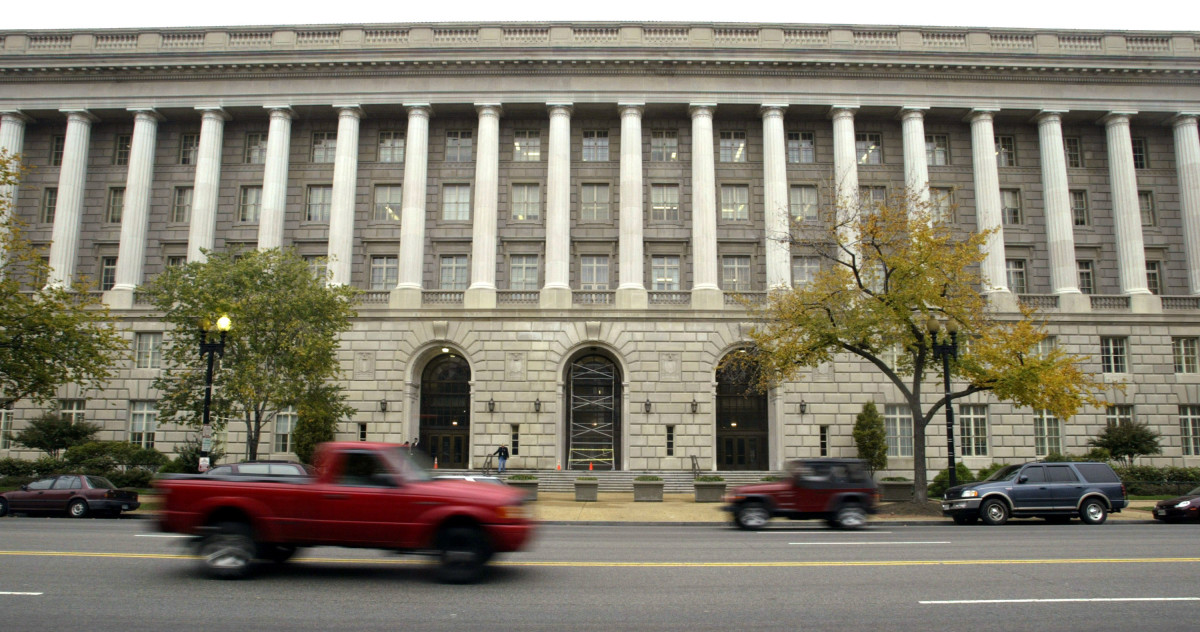 Cars drive past the Internal Revenue Service headquarters building. (Photo: Matthew Cavanaugh/Getty Images)