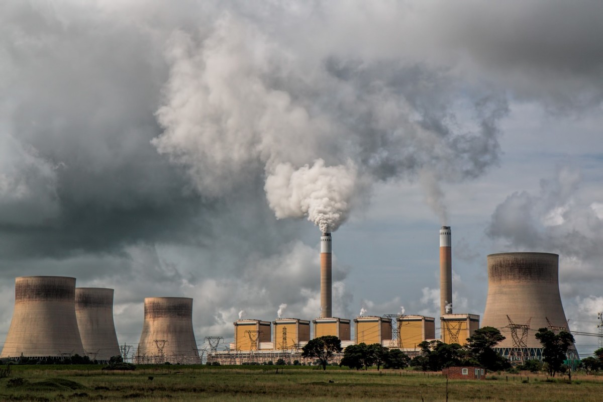 Pollution from a power plant. (Photo: Steve Buissinne/Pixabay)