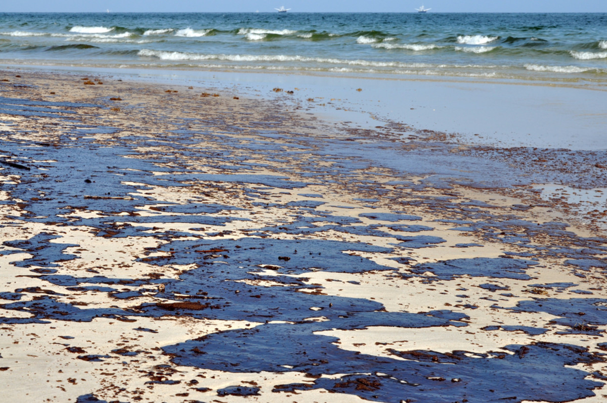 A 2010 oil spill  on a beach in Gulf Shores, Alabama. (Photo: Danny E Hooks/Shutterstock)
