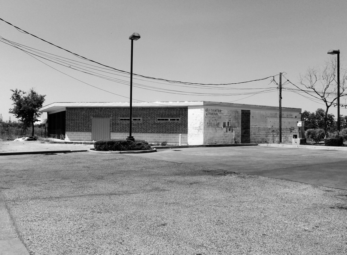 A former KKK bookstore in Pasadena, Texas. (Photo: Patrick Feller/Flickr)