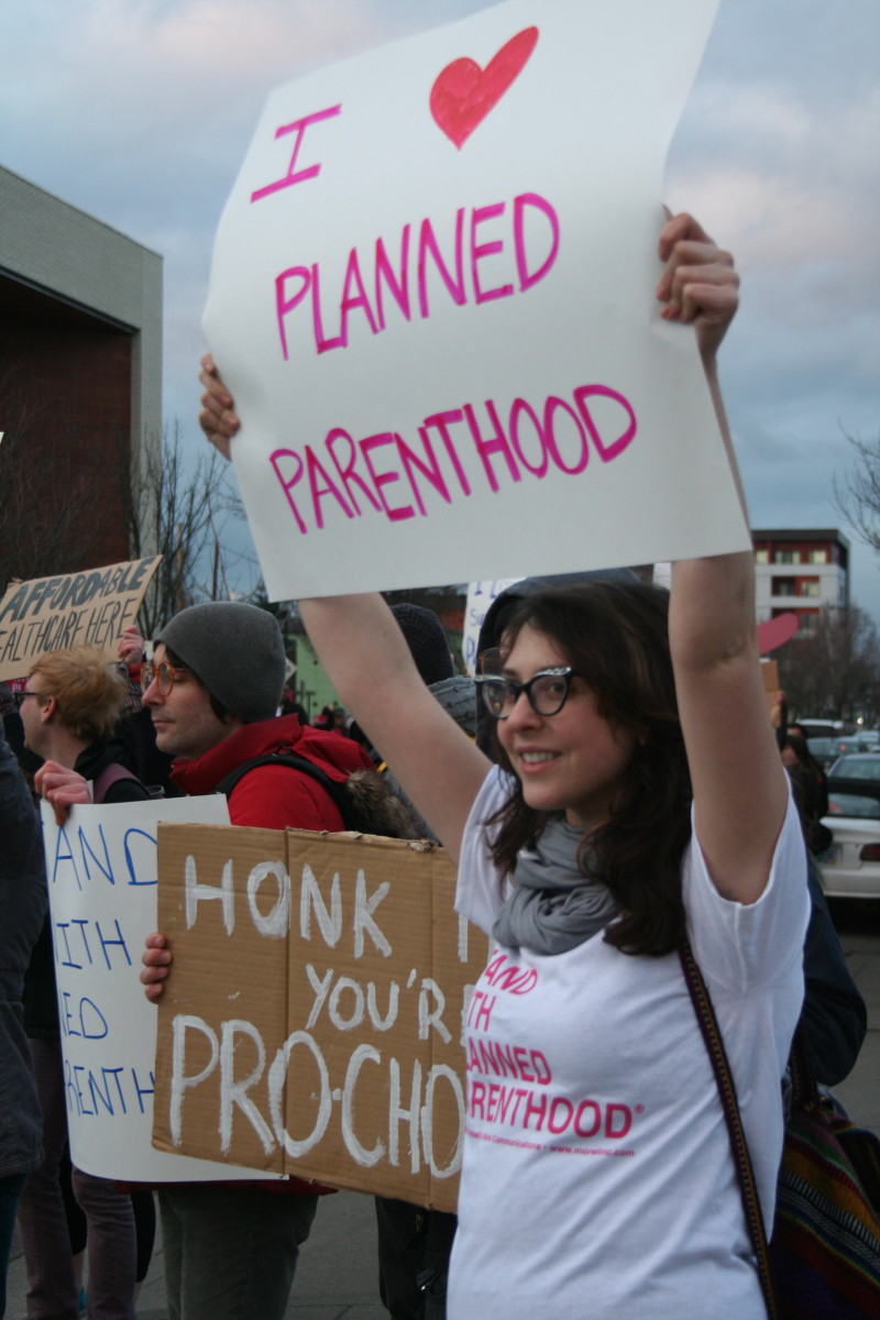 A Planned Parenthood supporter participates in a demonstration in support of the organization. (Photo: Sarah Mirk/Wikimedia Commons)