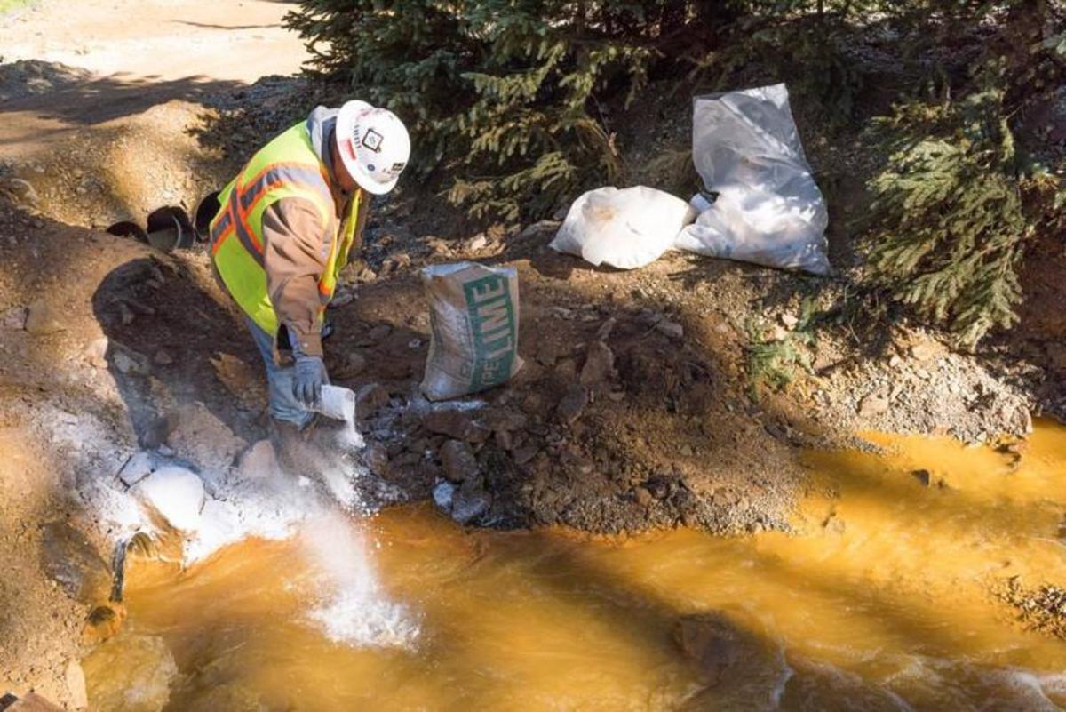 Lime is added to treat contaminated water in a settling pond on August 14th, nine days after the Gold King Mine spill. (Photo: Eric Vance/EPA)