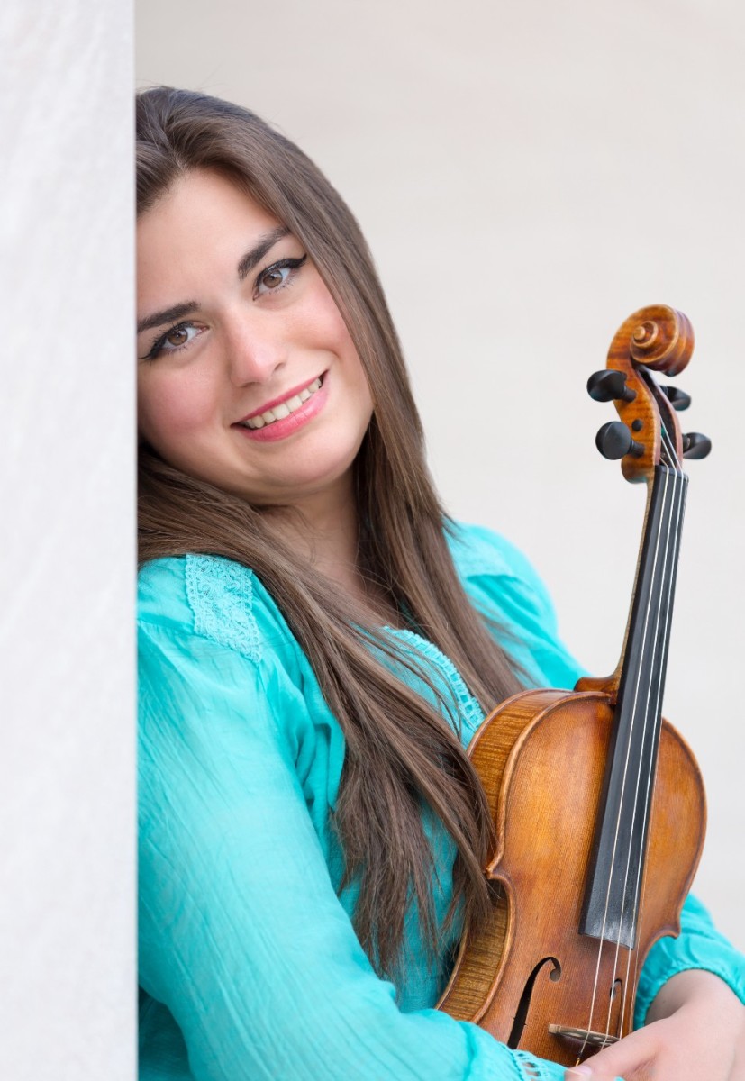 Portrait of Mariela Shaker holding her violin