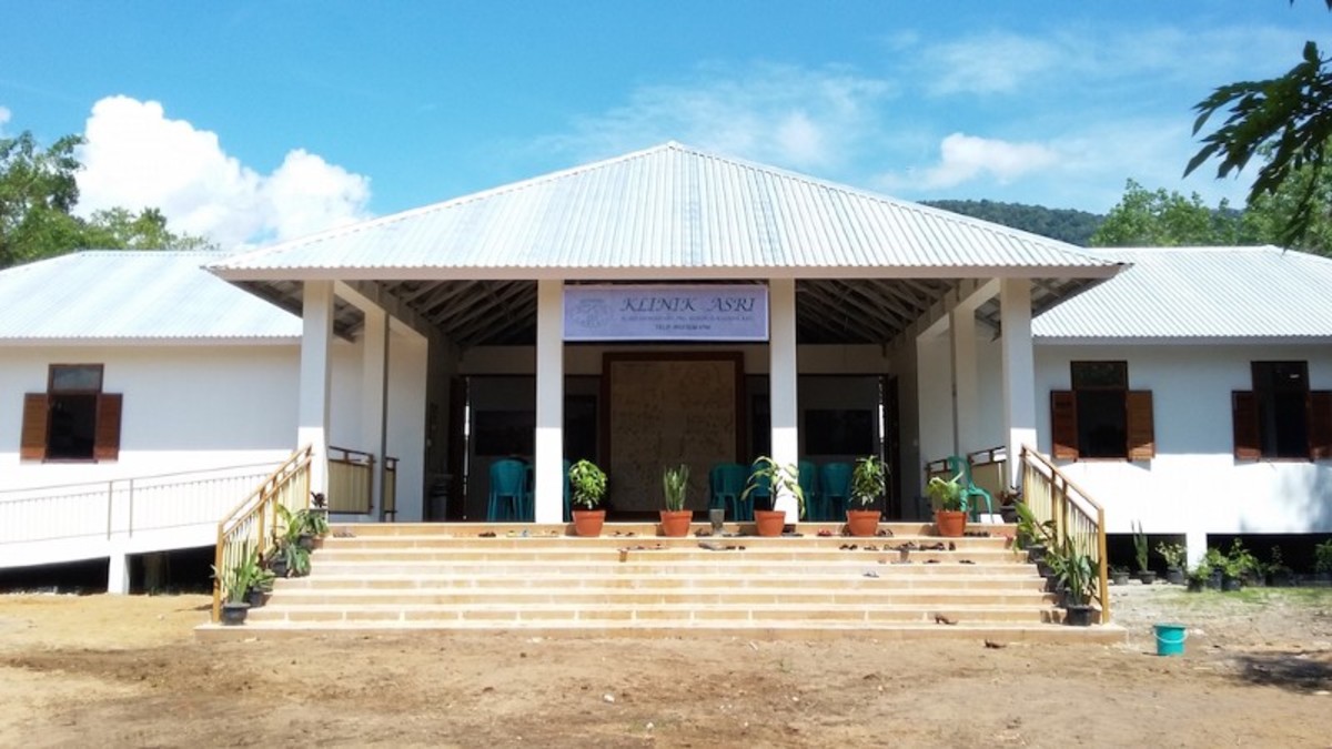 The newly built community hospital and training center, which will allow ASRI to expand its health-care offerings to include surgery and emergency care. (Photo: Indra Lim/Mongabay)