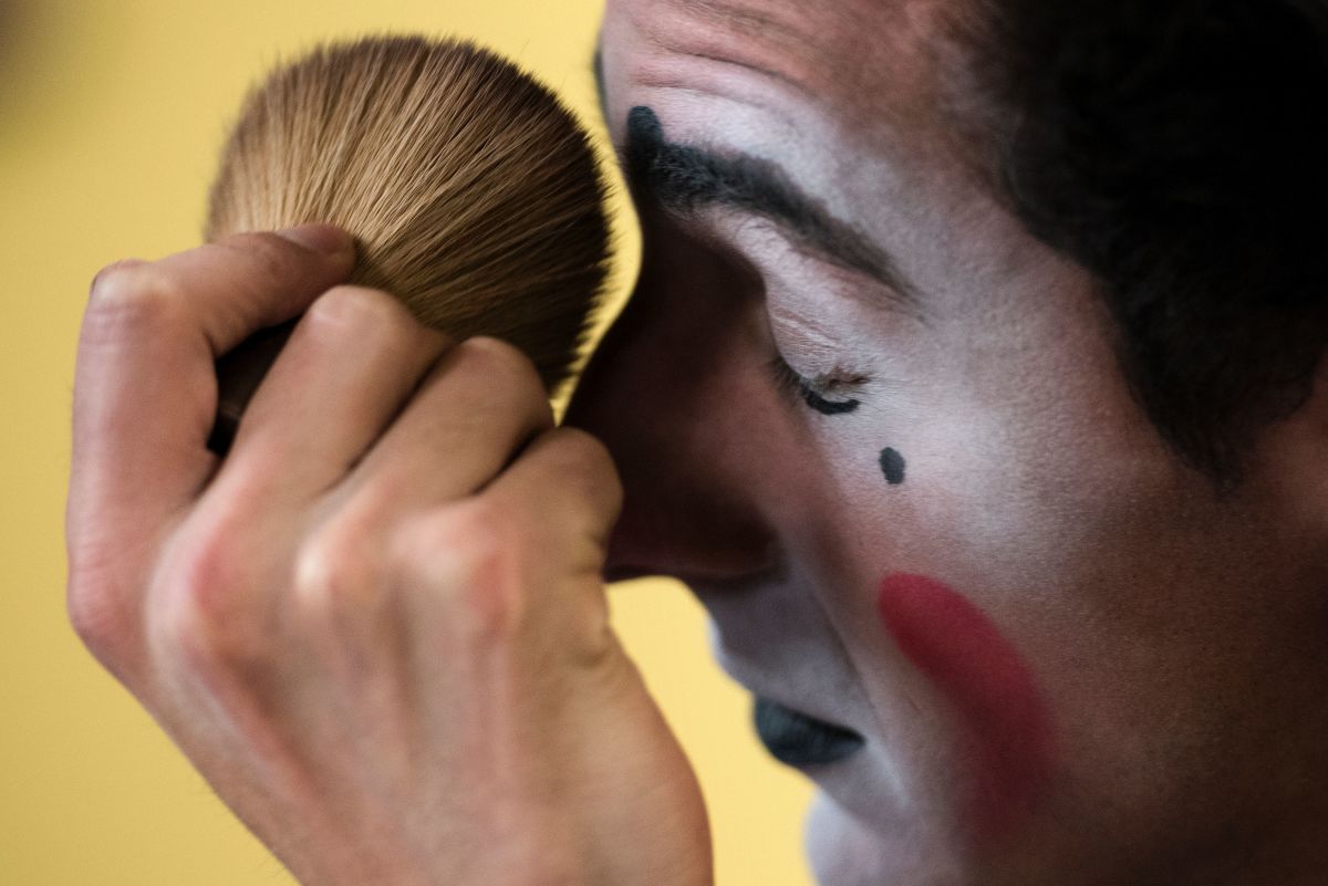 Joe DeSoto, a Ringling Bros. clown, applies powder to make-up between shows on April 14th, 2017 in Fairfax, Virginia.