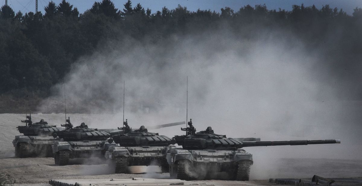 Russian T-90 tanks take position before firing in Kubinka Patriot Park outside Moscow on August 22nd, 2017, during the first day of the Army 2017 International Military-Technical Forum.