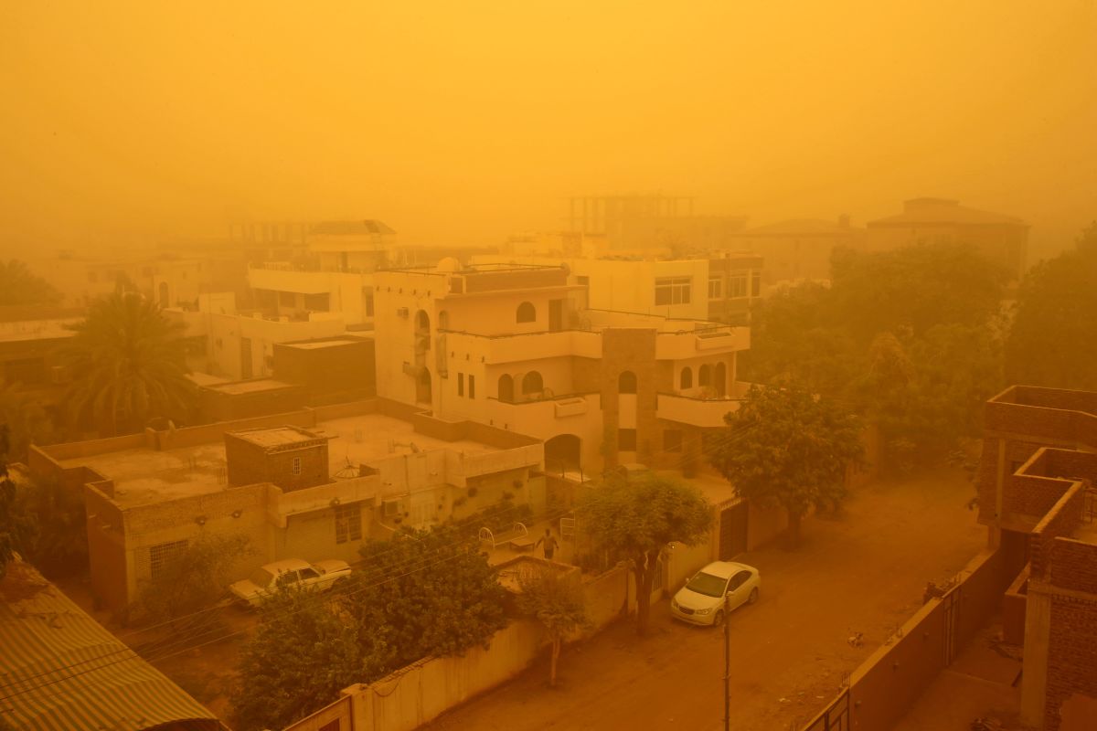 This picture, taken on March 30th, 2018, shows the dust storm in Khartoum. A thick sandstorm engulfed the Sudanese capital on Thursday, forcing authorities to cancel flights and shut schools in Khartoum and other nearby towns.