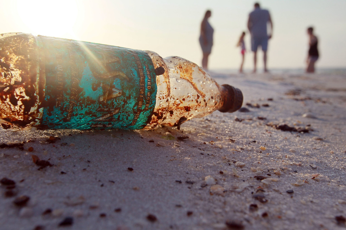 Загрязнение пластиковыми бутылками