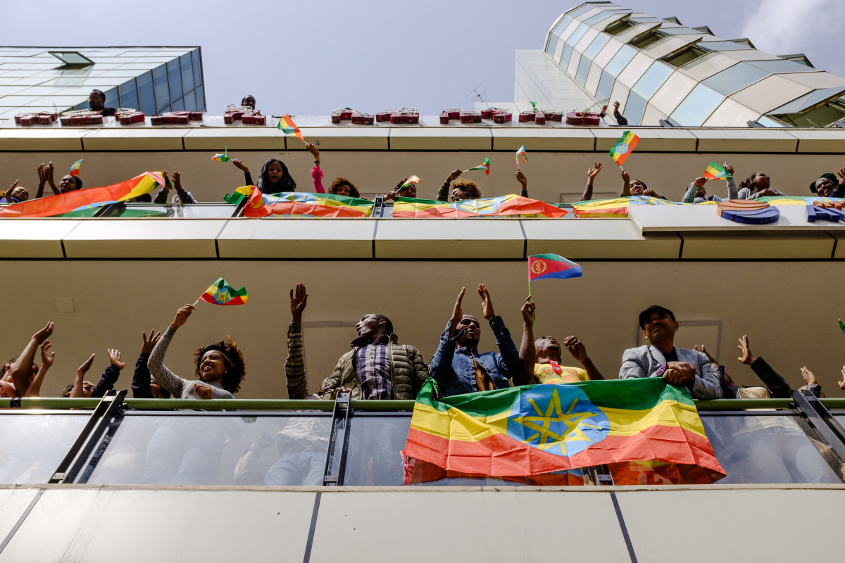 Crowds await the arrival of the Eritrean president in Addis Ababa on July 14th, 2018.