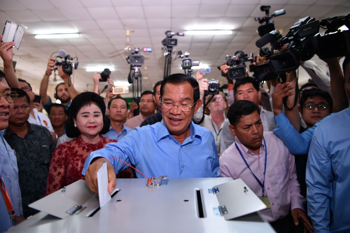 Cambodia's Prime Minister Hun Sen casts his vote during the general elections as his wife Bun Rany looks on in Phnom Penh on July 29th, 2018.