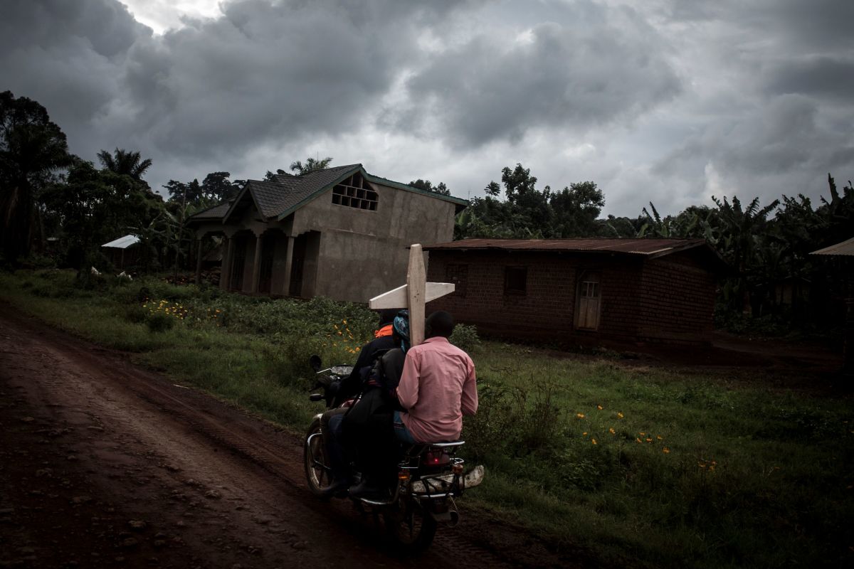 People carry a cross for a grave on August 23rd, 2018, in Mangina, North Kivu province, DRC.