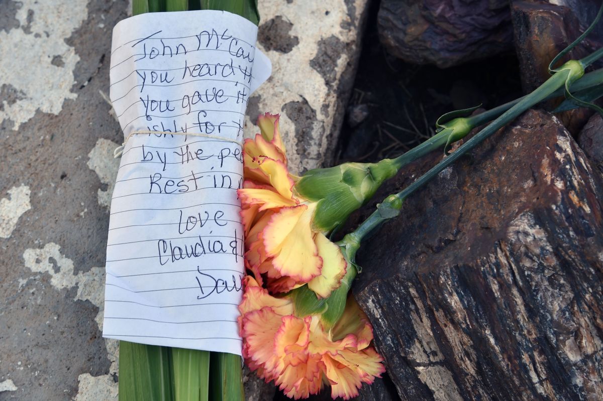 Flowers and notes are placed in tribute to Senator John McCain outside a mortuary in Phoenix, Arizona, on August 26th, 2018.