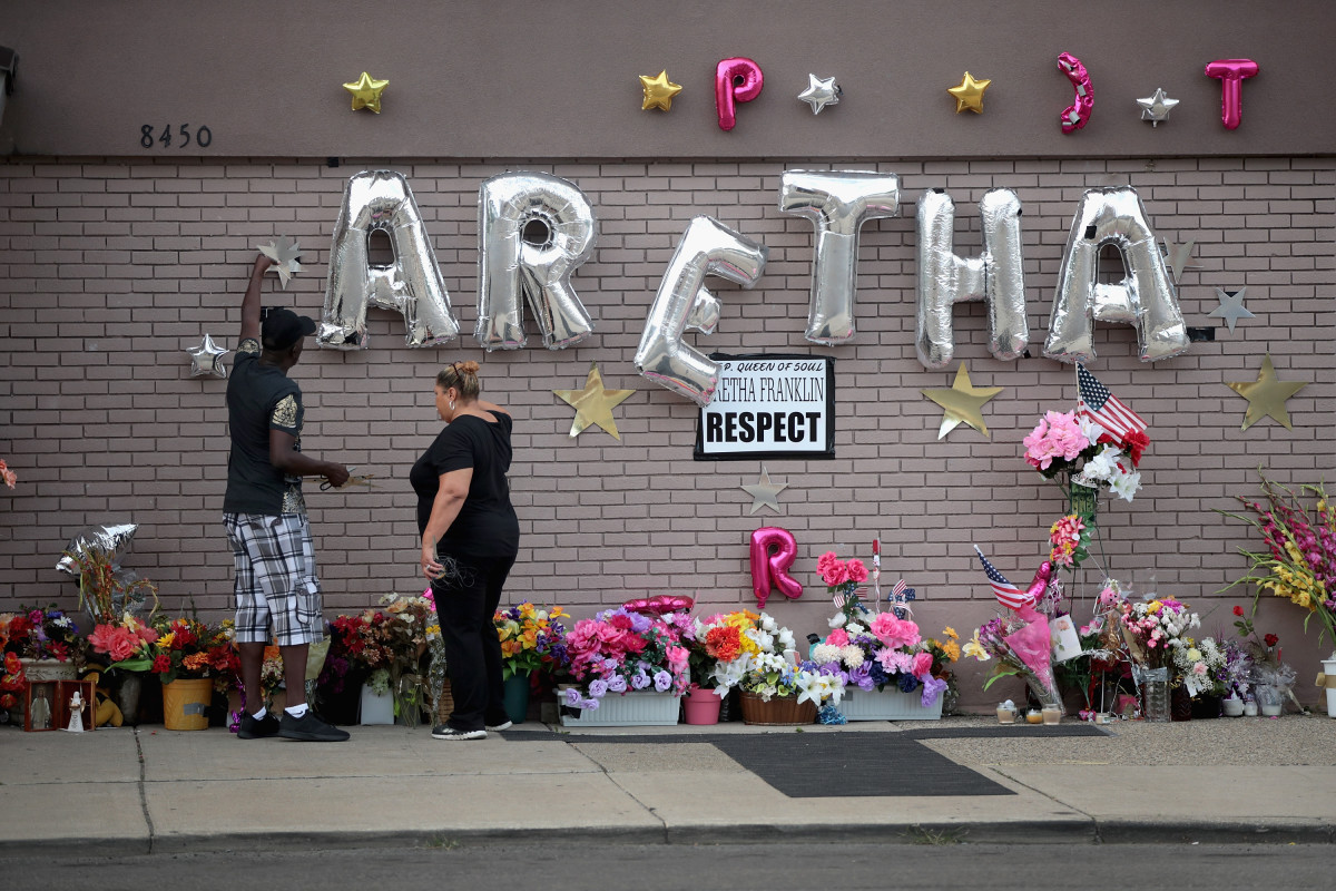 People prepare a makeshift memorial as fans gather for a final public viewing of the late soul singer's remains on August 30th, 2018, in Detroit, Michigan.