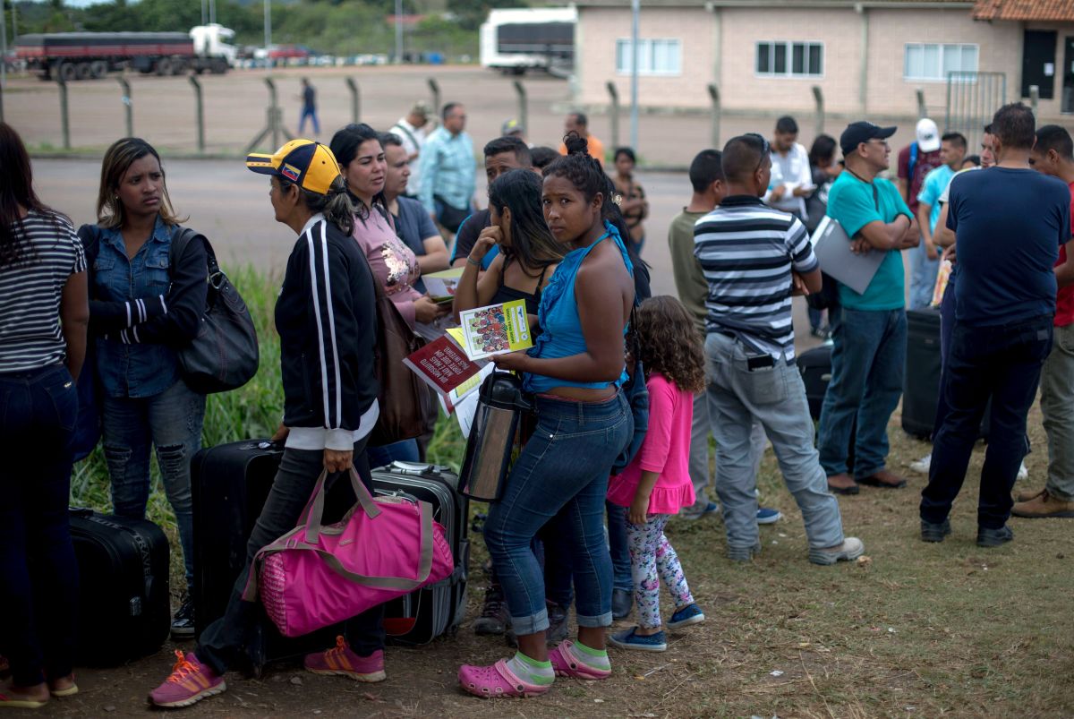 Venezuelans wait in a queue in front of the Brazil Federal Police Office in the Venezuela-Brazil border, at Pacaraima, Roraima, Brazil, on February 28th, 2018. According to local authorities, around 1,000 refugees are crossing the Brazilian border each day from Venezuela.