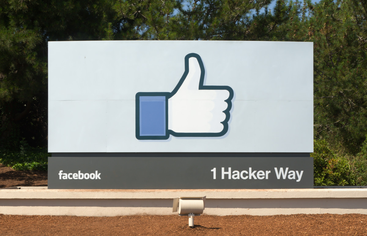 Facebook_Headquarters_Entrance_Sign_Menlo_Park