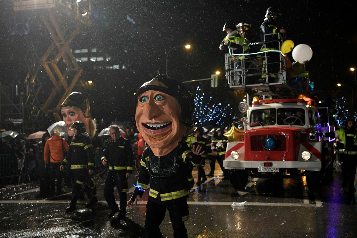 Firefighters take part in the traditional Three Kings parade (Cabalgata de los Reyes Magos) marking Epiphany in Madrid on January 5th, 2018