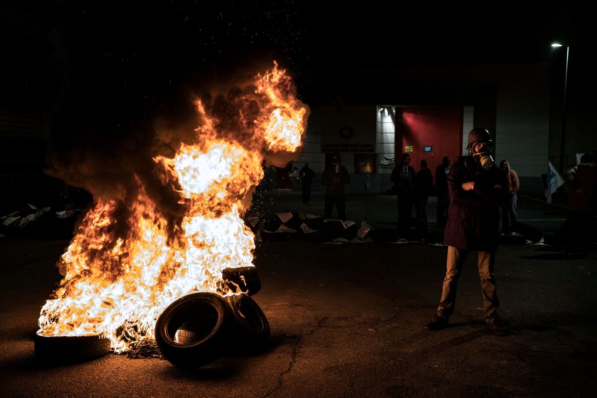 A pile of tires burns as prison officers demonstrate in front of Villefranche-sur-Saône prison in Lyon, France, on January 15th, 2018. The first operations of total blockage of prisons began at dawn at the call of unions and supervisors are demanding more security after three prison guards were injured in a blade attack by a German al-Qaeda militant in Vendin-le-Vieil prison.