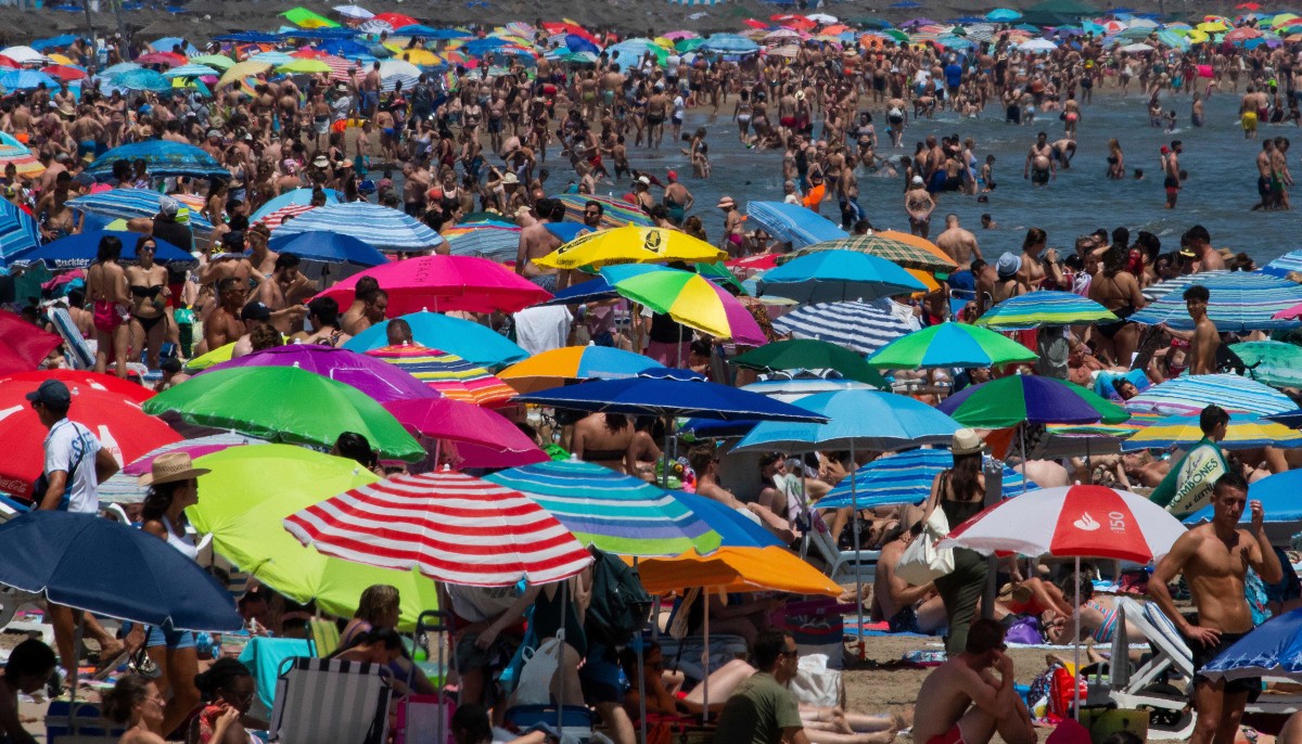 People swarm a public beach amid a heat wave in Valencia, Spain, on June 29th, 2019.