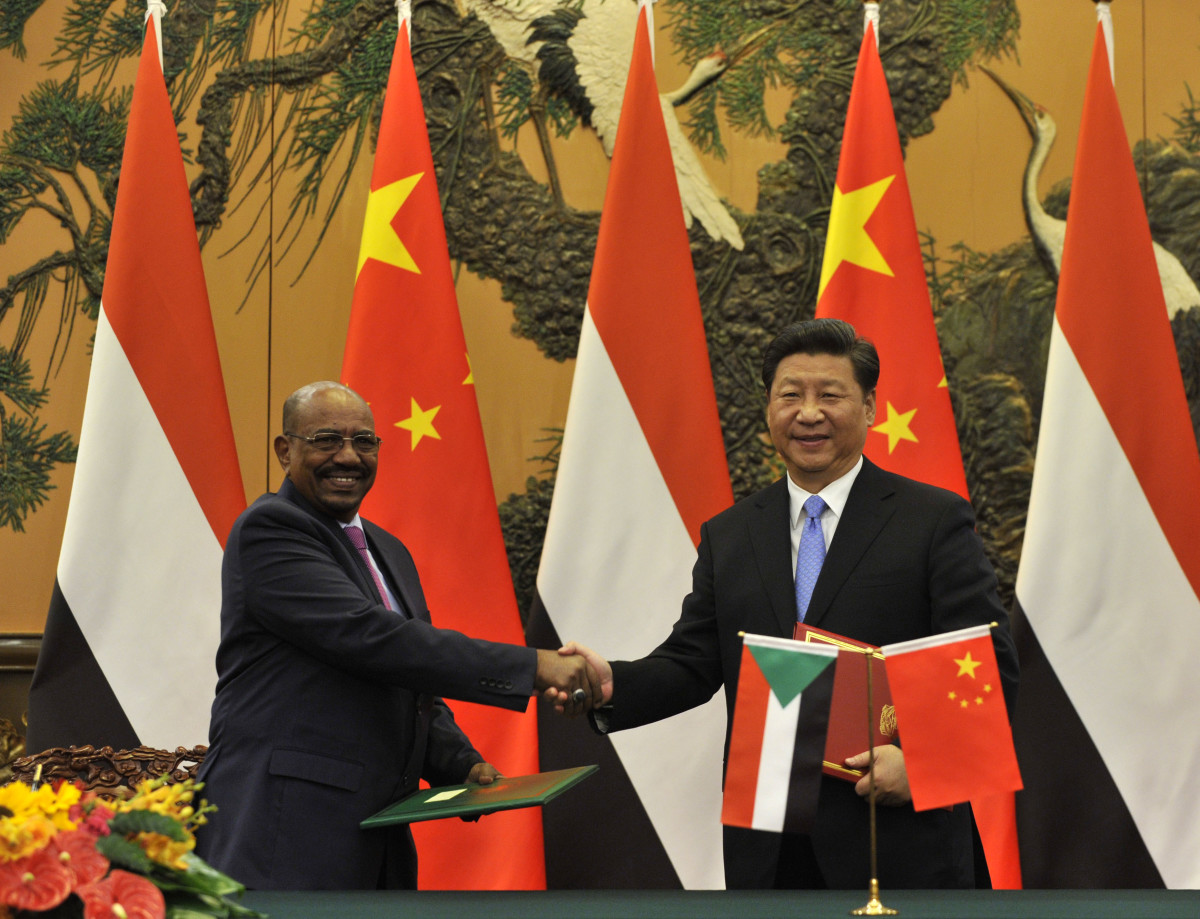 Chinese President Xi Jinping (R) shakes hands with Sudanese President Omar al-Bashir during a signing ceremony at the Great Hall of the People on September 1st, 2015, in Beijing, China.