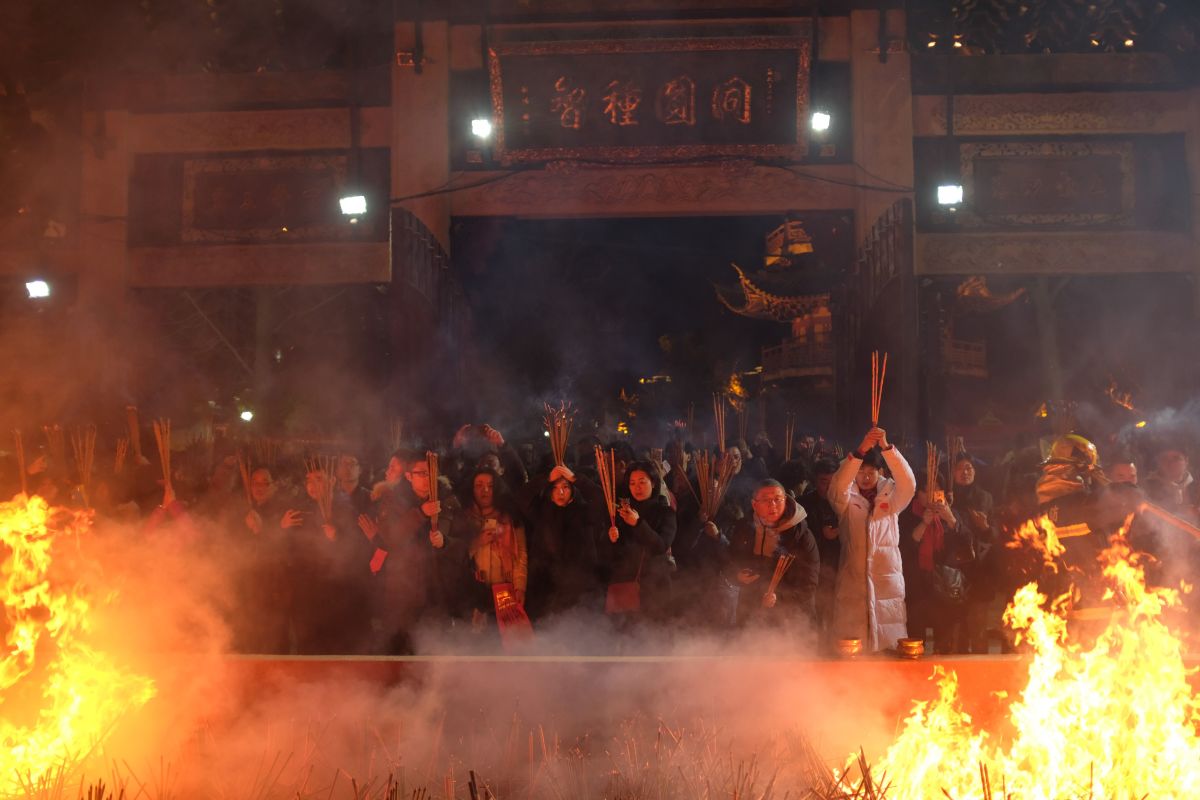 Crowds pray for good fortune at Longhua temple in Shanghai to mark the start of the Lunar New Year early on February 5th, 2019. Chinese communities began welcoming the Year of the Pig on February 5th, ushering in the Lunar New Year with prayers, family feasts, and shopping sprees after embarking on the world's largest annual migration.